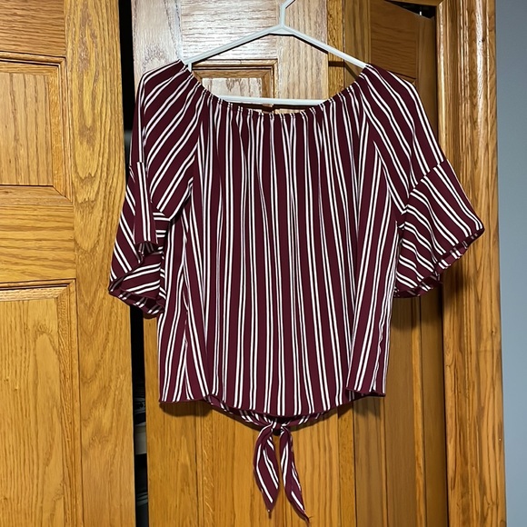 Like new Cinched-elastic top blouse. Can be worn around shoulders as well. - Picture 3 of 3